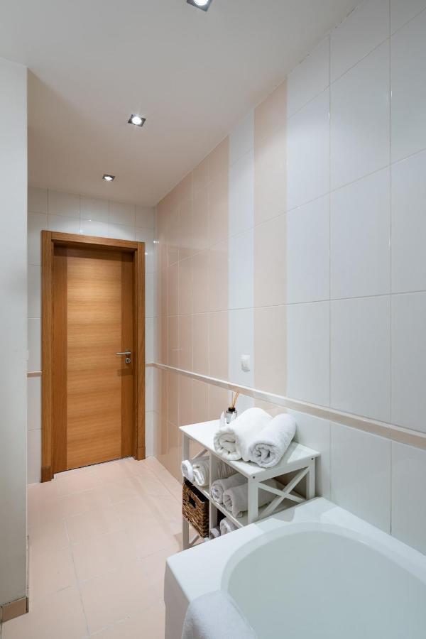 Ziedondarza Park One Bedroom Apartment And Balcony Riga Buitenkant foto